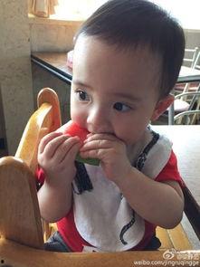 宝宝吃瓜写真,甜蜜写真记录成长瞬间